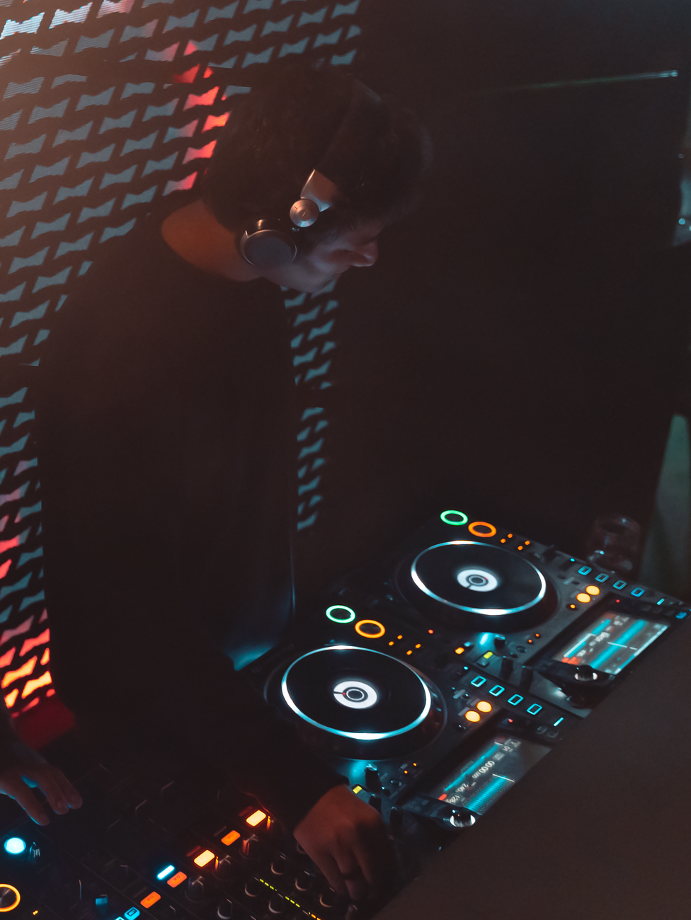Console DJ in discoteca