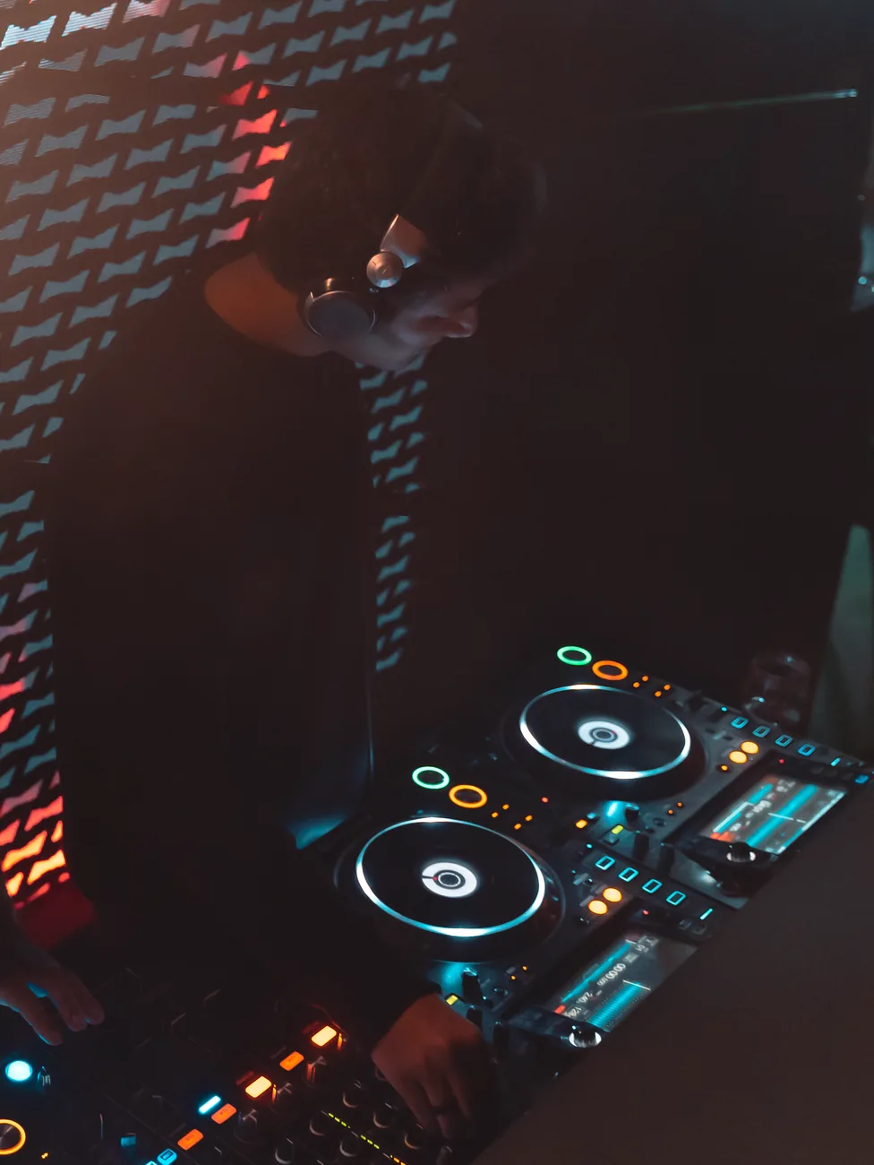 Console DJ in discoteca